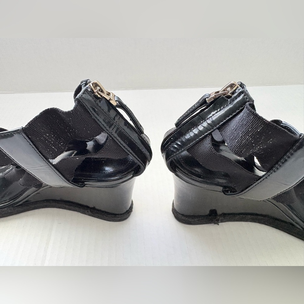 Fendi Black Patent Leather T-strap Wedge Sandals with Logo Hardware Size 38.5/ 8 - Picture 8 of 15